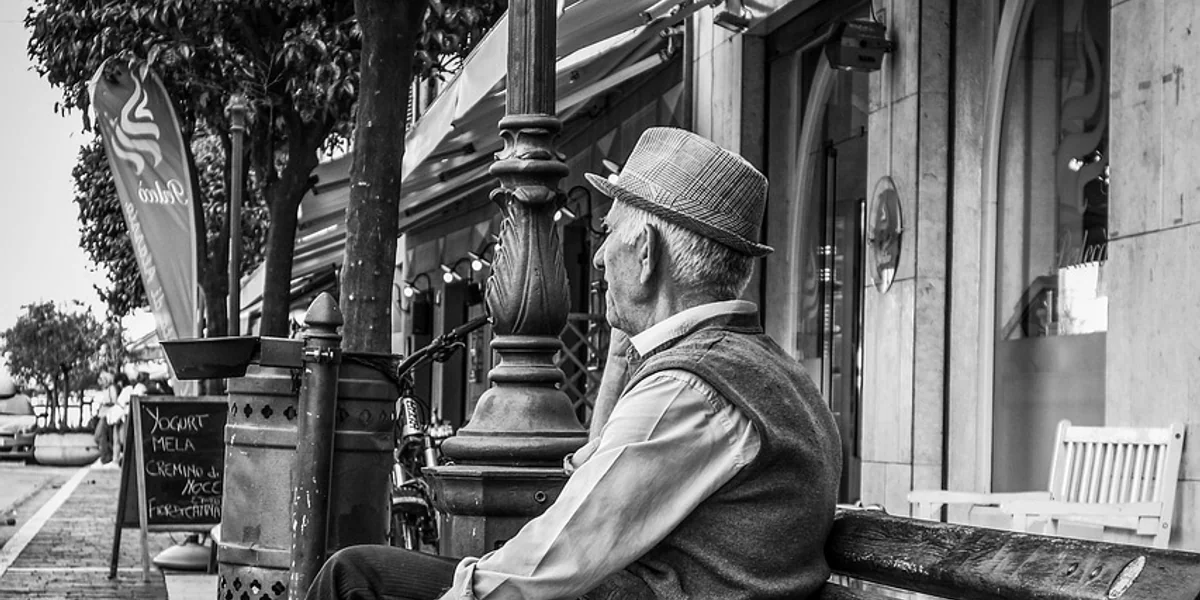 Grupo de turistas explorando Portugal
